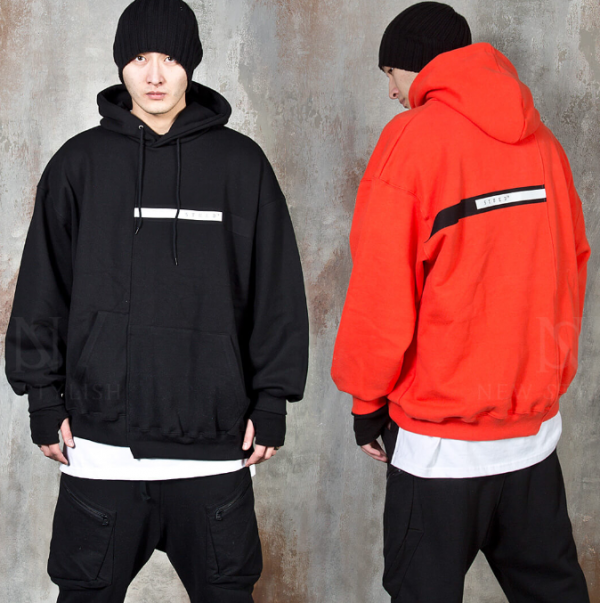 Hoodie dengan aksen tali hoodie yang kontras